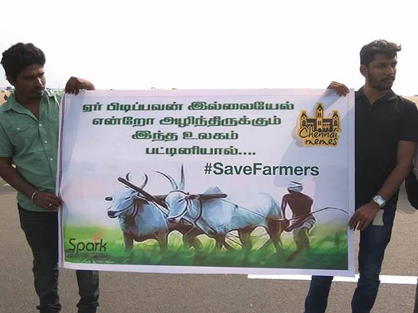 In Chennai Merina youths conducting Human chain to demand Jallikattu.