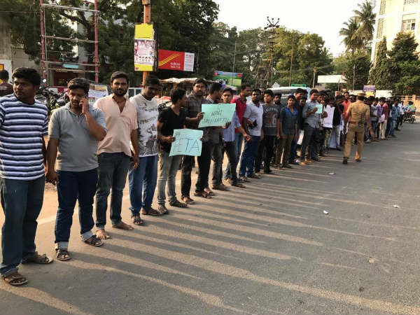 Jallikattu supporters protest in Vilupuram 