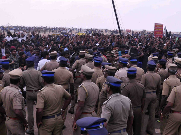 women's dresses torn by police in Chennai Marina women's dresses torn by police in Chennai Marina