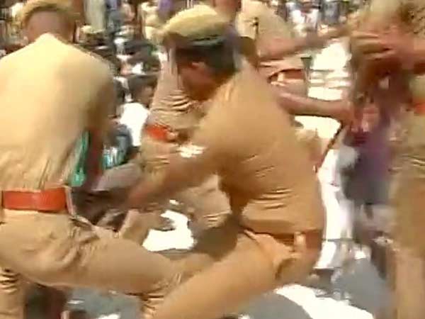 Alanganallur: Protesters pelt stones on police Alanganallur: Protesters pelt stones on police