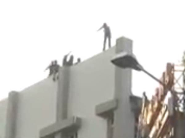 A student was suddenly threatened suicide by climbing to the top of the building in Madurai tamukkam