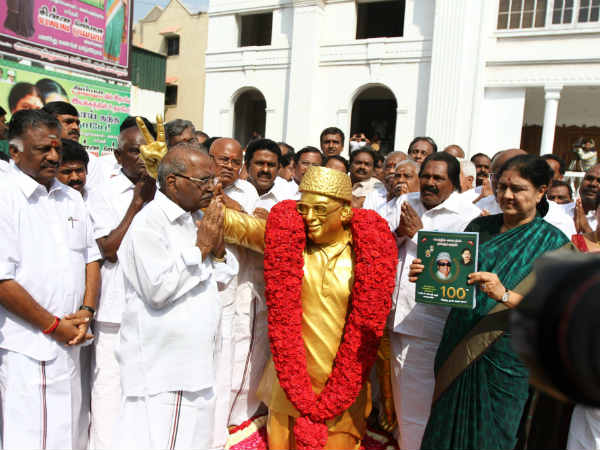 Sasikala pays tribute to M.G.R statue 