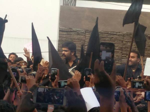 Actor Simbu did peace protest front of his home with his family to demand Jallikattu Actor Simbu did peace protest front of his home with his family to demand Jallikattu