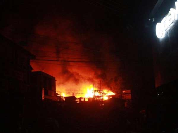 அலுவலகங்கள் தீ வைப்பு