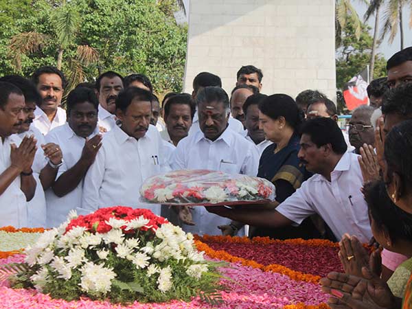 அதிமுகவில் என்ன நடக்கிறது? 