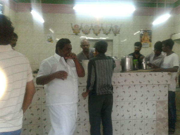 ஓபிஎஸ் டீ கடையில்..