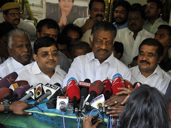 மரியாதை கொடுத்த ஜெயலலிதா 