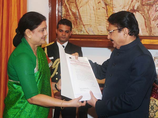 பெரும்பான்மையை நிரூபிக்க விரும்பாத சசிகலா 