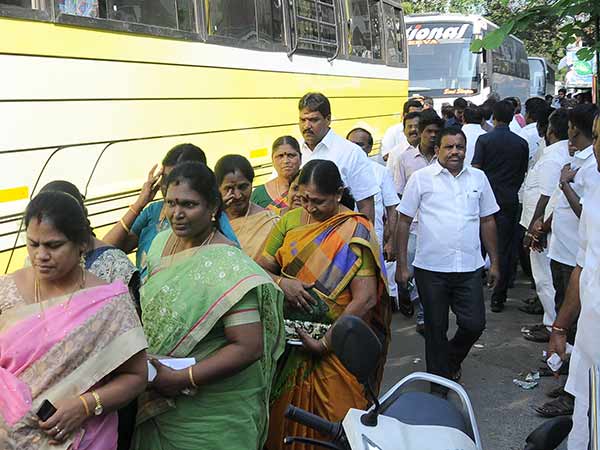 அலறிய மன்னார்குடி கோஷ்டி 