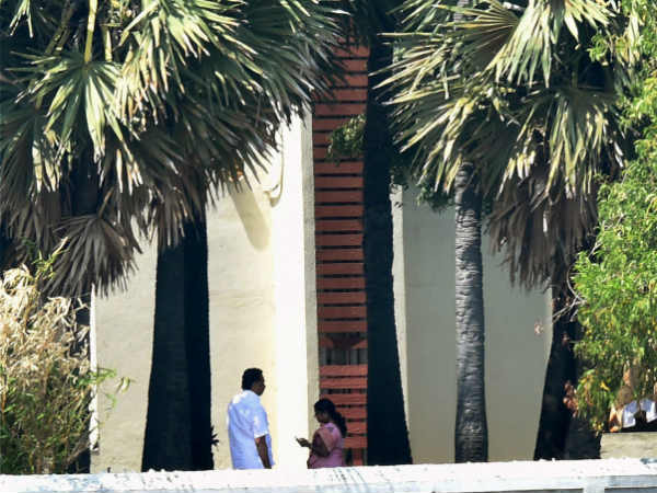 கூவத்தூர் முகாம் 