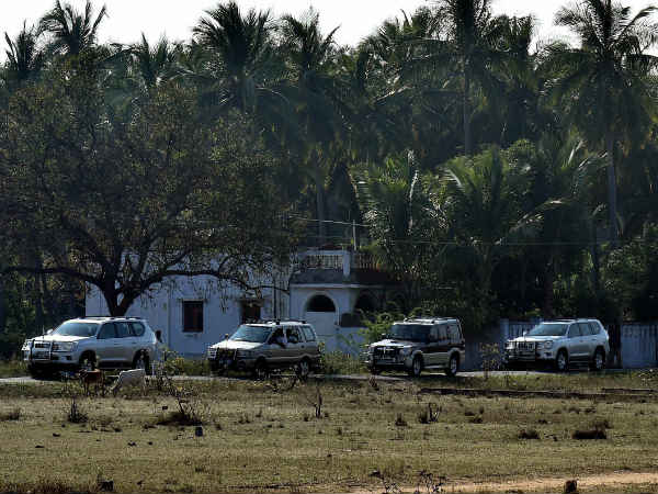 அடியாட்களின் கெடுபிடி 