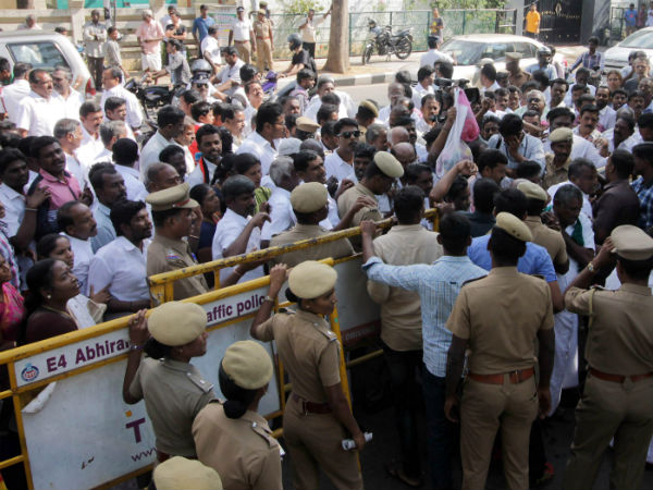 எங்க முதல்வர் ஓபிஎஸ்