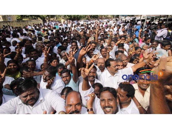 தொண்டர்கள் ஆதரவு