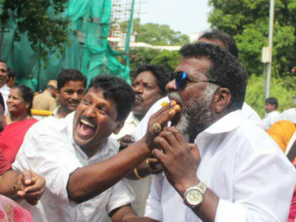 குத்தாட்டம் பட்டாசு லட்டு! 