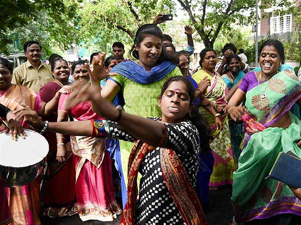 ஓபிஎஸ் வீட்டின் முன்பு குத்தாட்டம்