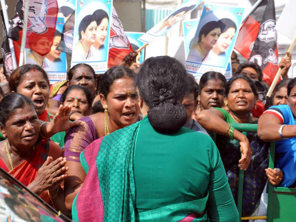 எம்.எல்.ஏக்கள் அடைத்து வைப்பு