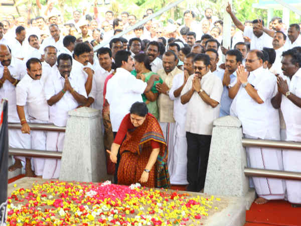 அடித்து மிரட்டிய சசிகலா