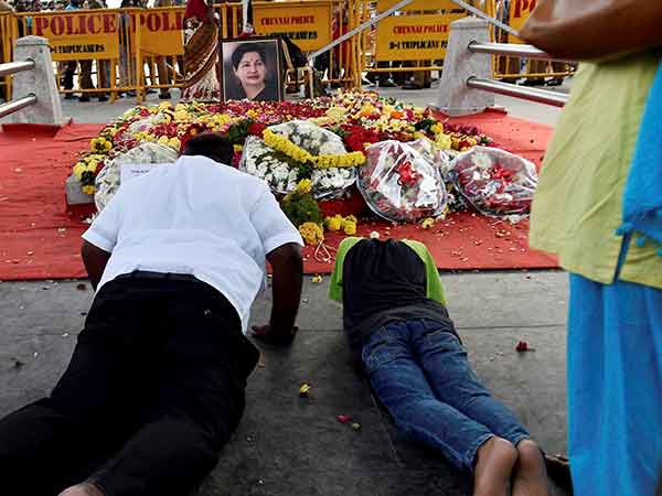 அதிமுகவினர் மரியாதை