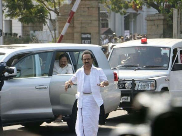 ஆளுநர் மாளிகை முற்றுகை 