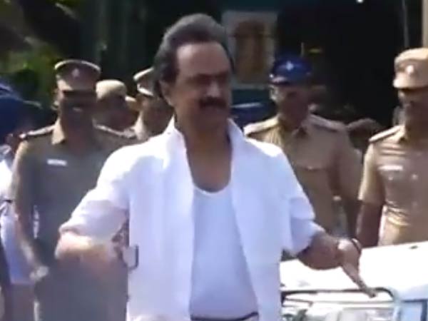 சபாநாயகர் உருவபொம்மை எரிப்பு 