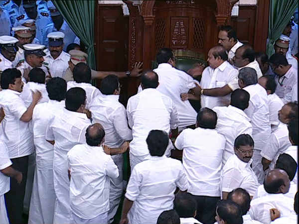 வெளியேறிய சபாநாயகர் 