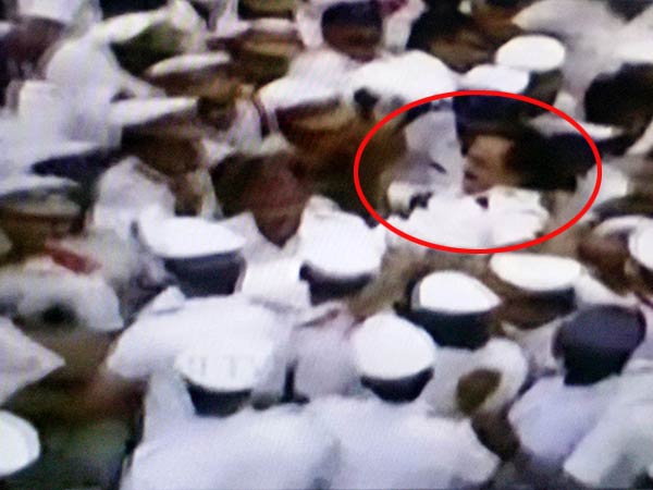 வெளியே போட்டுவிட்டனர் 