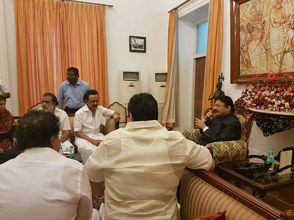 ஆளுங்கட்சிக்கு ஆதரவாக பேச்சு 