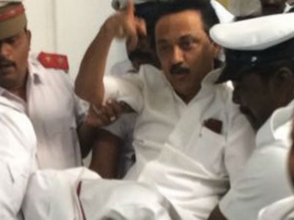 மார்ஷல் சீருடையில் போலீஸ்