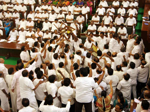  தாக்கப்பட்டோம் 