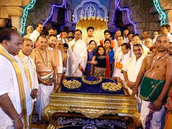 குடும்பத்துடன் தரிசனம்