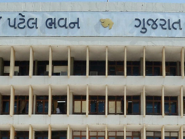 முகத்தில் குத்து 