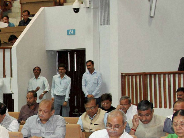 எங்களைத் தாக்கினாங்க... 