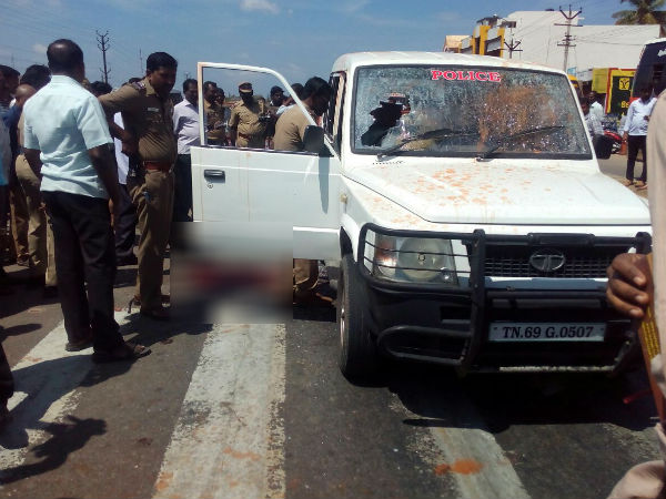 மிளகாய் பொடி நீரை தெளித்து அட்டூழியம் மிளகாய் பொடி நீரை தெளித்து அட்டூழியம்