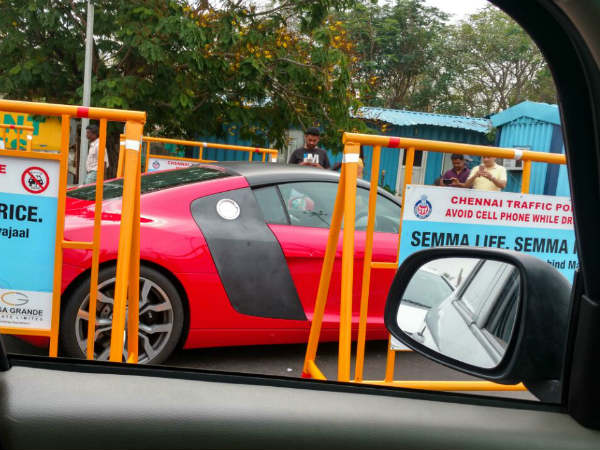 சீறிப் பறந்த கார்கள் 