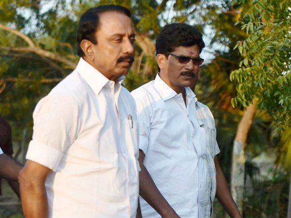 சைகையில் பேசினார்