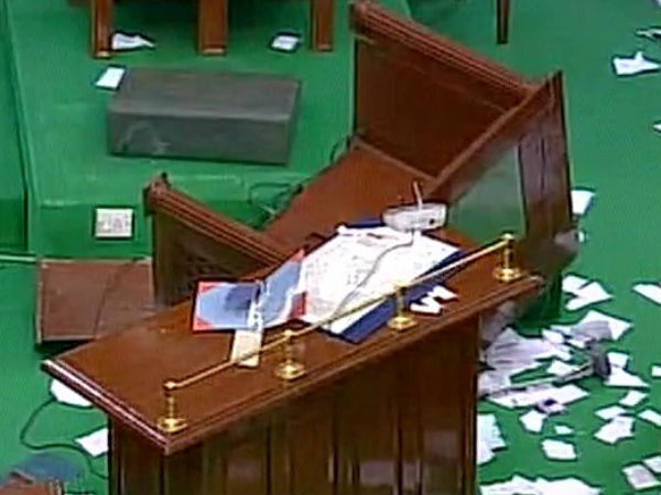 Netizens blame DMK for violence in Assembly