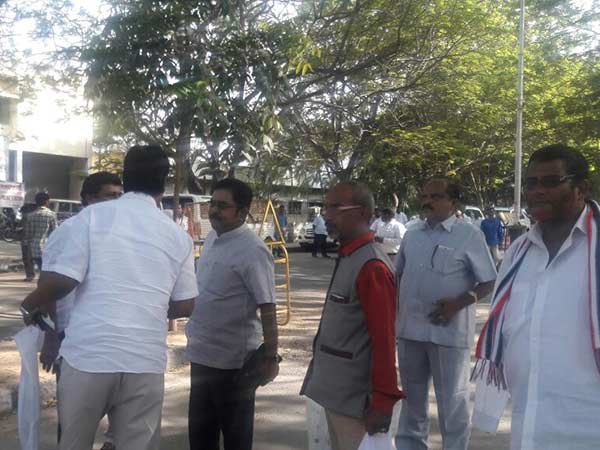 TTV Dinakaran meets Sasikala in Bengaluru