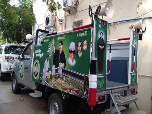 campaign vehicle being ready at the o.pannerselvam residence