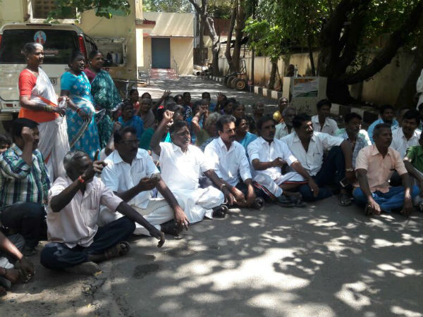 Public blockaded Mylapore ADMK MLA office suddenly