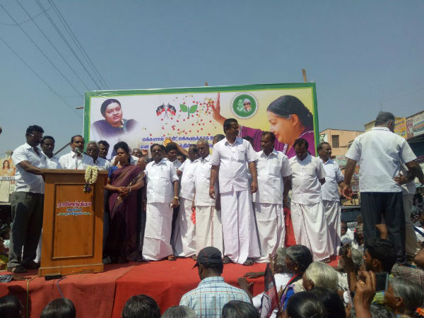 Namakkal MP Sundaram garlanding MGR statue at Rasipuram 