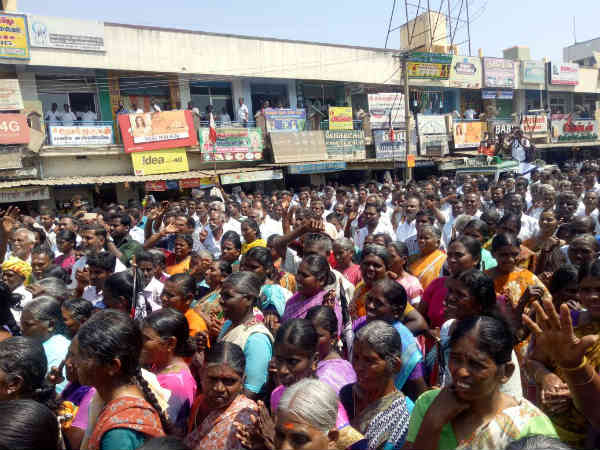 Namakkal MP Sundaram garlanding MGR statue at Rasipuram 