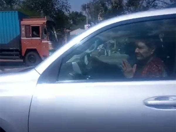 Sasikala and Ilavarasi both are travel in a same car to Bengaluru
