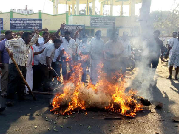 sasikala effigy burned in pudhucherry 