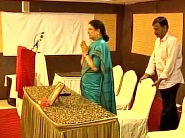 Hostage MLAs also revolt against Sasikala?