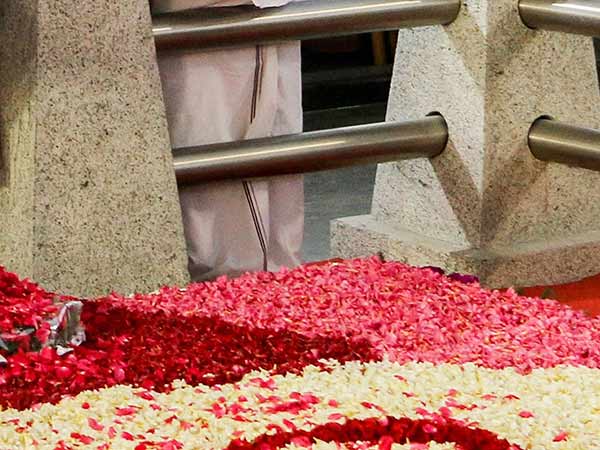 எம்ஜிஆர் நினைவிடத்தை...