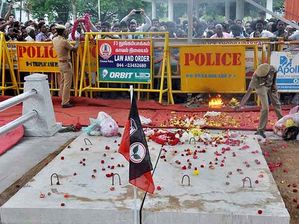 நினைவிடம் அமைக்க எதிர்ப்பு 