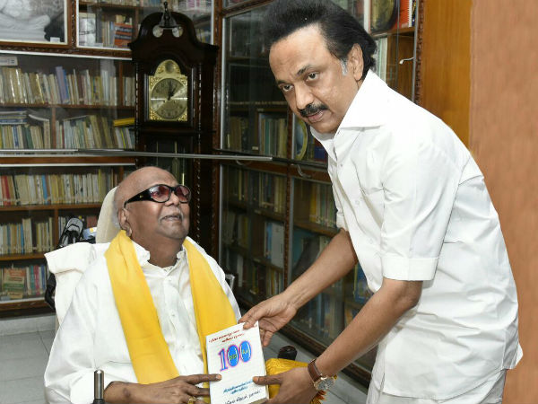 கருணாநிதியிடமிருந்து புத்தகம் பெற்ற ஸ்டாலின்