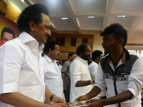 பொன்னாடைக்கு பதில் புத்தகம்