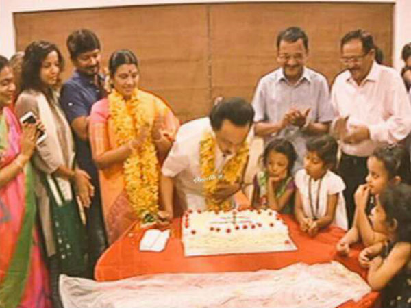 குடும்பத்துடன் கேக் வெட்டிய ஸ்டாலின்