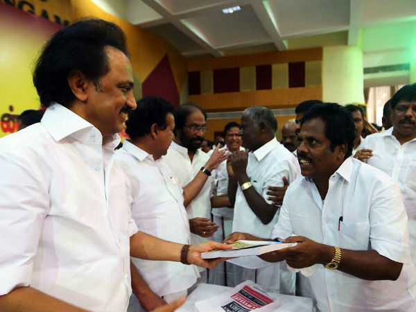 குவிந்துள்ள புத்தகங்கள் 